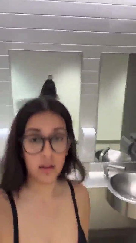 beautiful girl cleavages