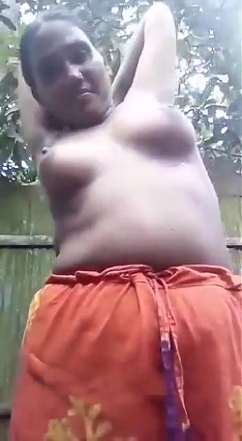 Chubby Bhabhi Bathing Outdoor selfie video