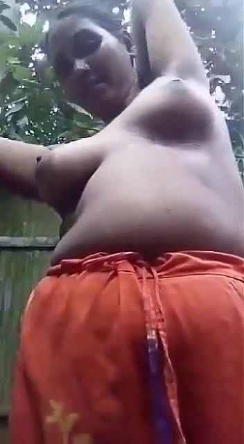 Chubby Bhabhi Bathing Outdoor selfie video