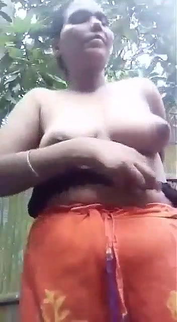 Chubby Bhabhi Bathing Outdoor selfie video