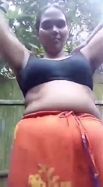 Chubby Bhabhi Bathing Outdoor selfie video