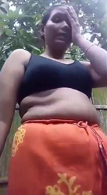 Chubby Bhabhi Bathing Outdoor selfie video