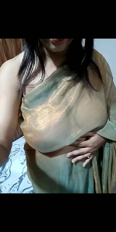 Hot bhabhi dancing without bra