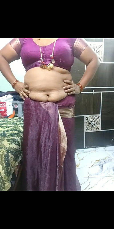 Sexy aunty hot talking and show navel