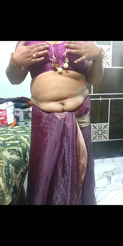 Sexy aunty hot talking and show navel