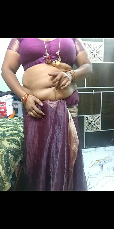 Sexy aunty hot talking and show navel