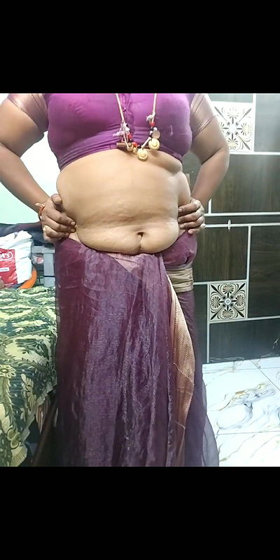 Sexy aunty hot talking and show navel