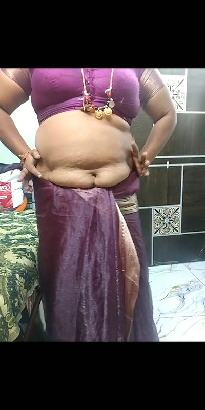 Sexy aunty hot talking and show navel