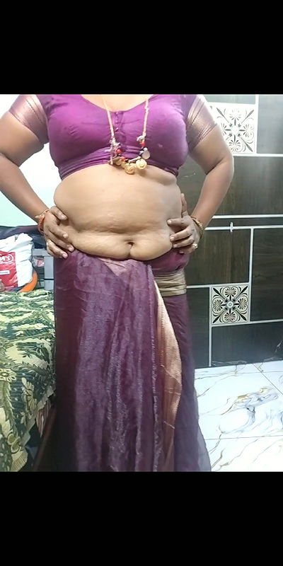 Sexy aunty hot talking and show navel