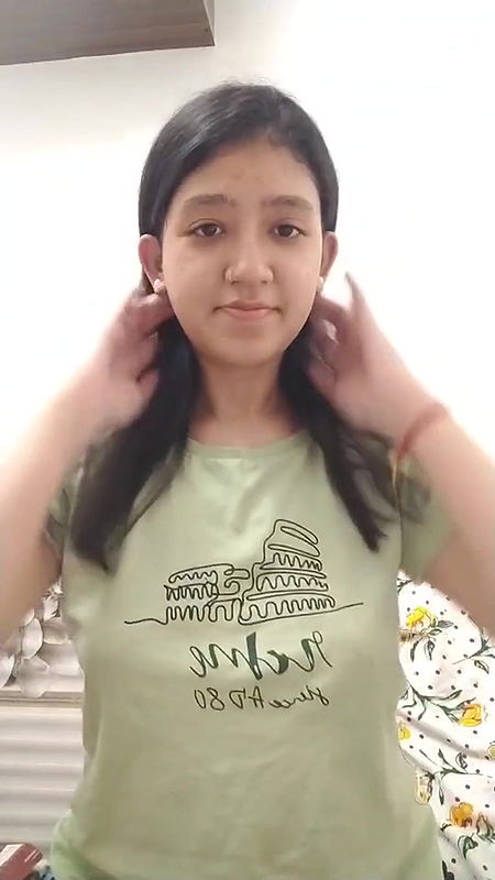 Desi Cute Babe Boobs Showing 1