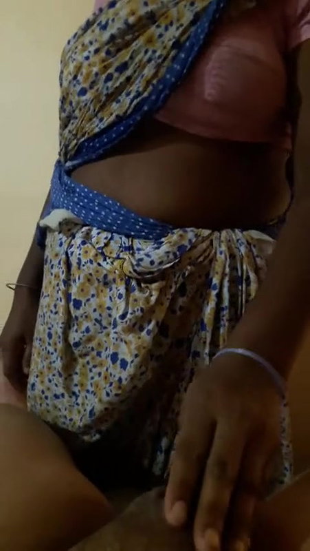 maid ne chcuhe dikha ke lund sehlayi