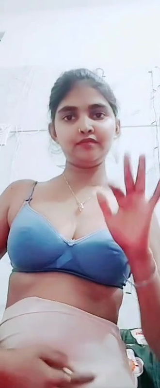 Beautiful Bengali GF Show Her Cute Boobies Leaked Video