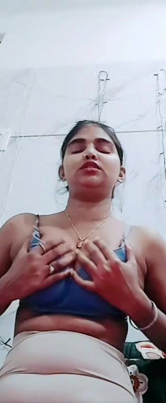 Beautiful Bengali GF Show Her Cute Boobies Leaked Video