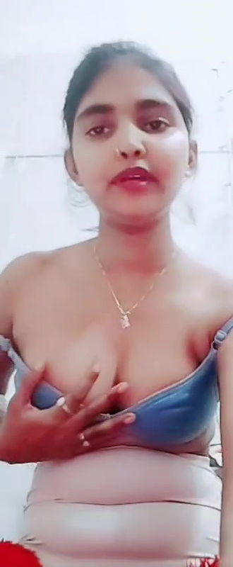 Beautiful Bengali GF Show Her Cute Boobies Leaked Video