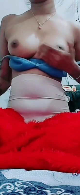 Beautiful Bengali GF Show Her Cute Boobies Leaked Video