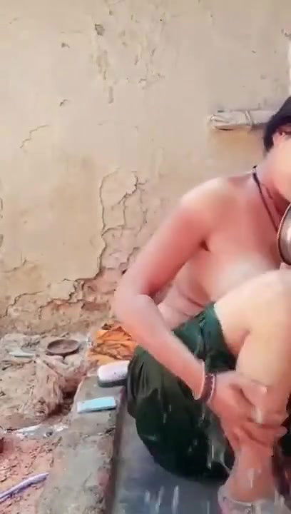 bahbhi ki nangi nahate hue video