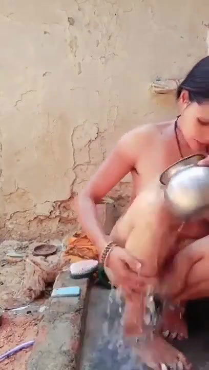 bahbhi ki nangi nahate hue video