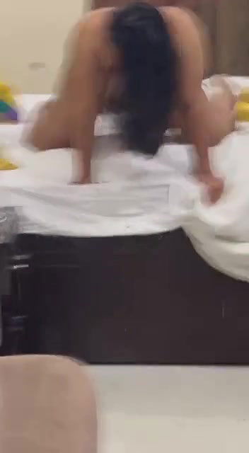 hotel mein moti ladki ko ghodi banake choda