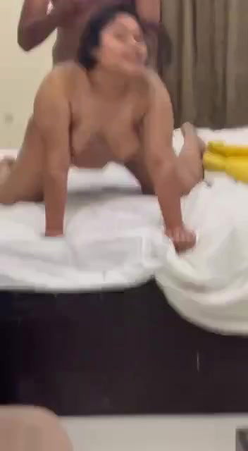 hotel mein moti ladki ko ghodi banake choda