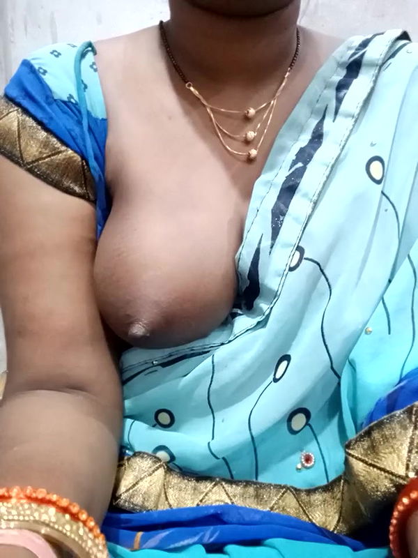blouse kholke boob dikhayi