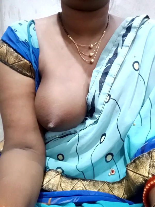 blouse kholke boob dikhayi