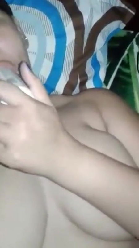 Horny Paki Bhabhi masturbating pussy