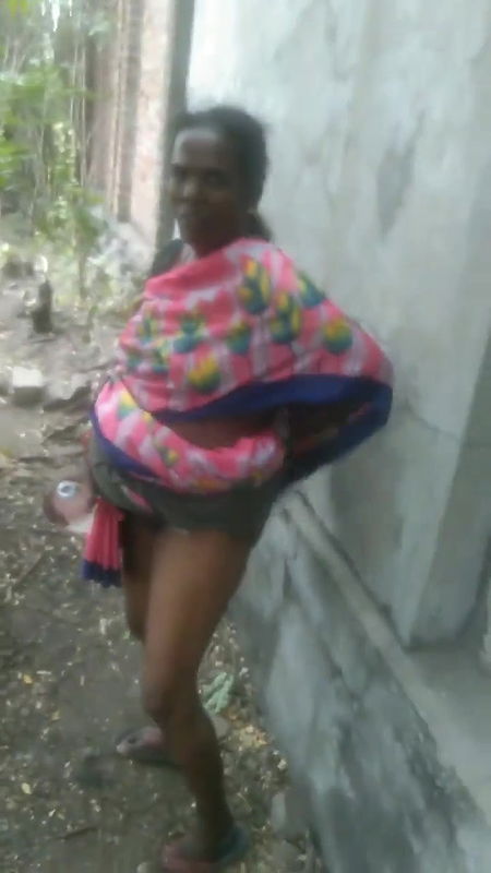 randi ke sath khule mein chudai