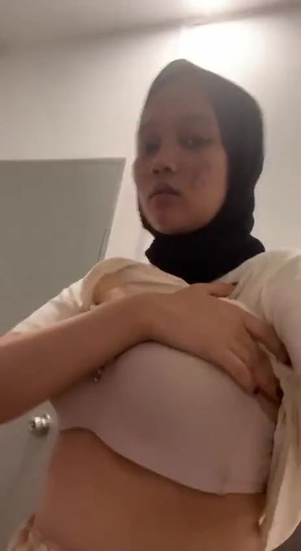 arabic girl boobs show