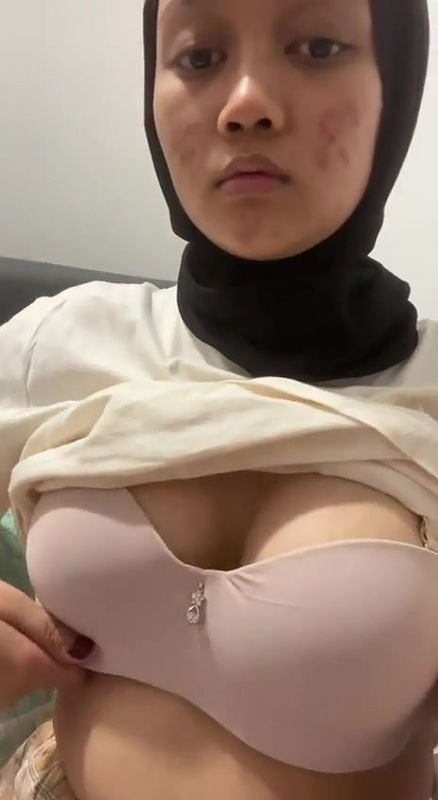 arabic girl boobs show