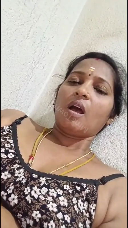 Unsatisfied Tamil Milf Masturbating