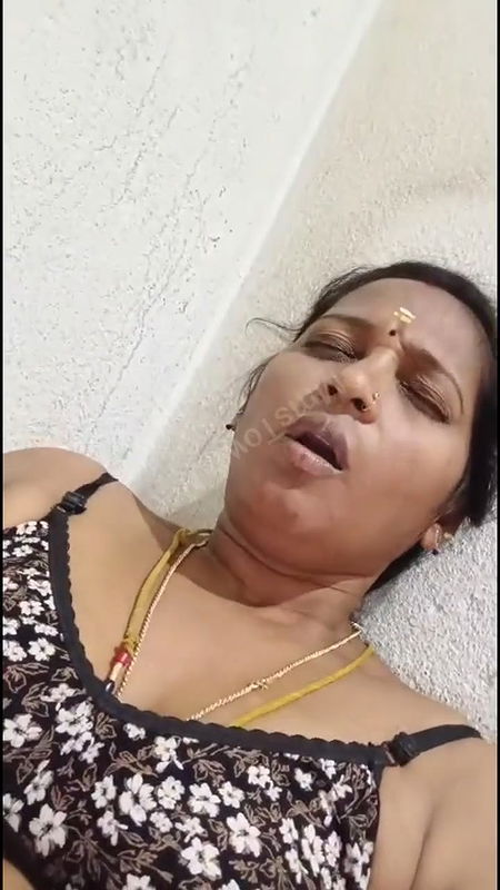 Unsatisfied Tamil Milf Masturbating
