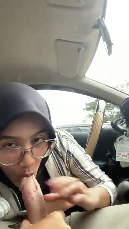 Glasses Shy Hijabi Babe Giving Blowjob Inside Car