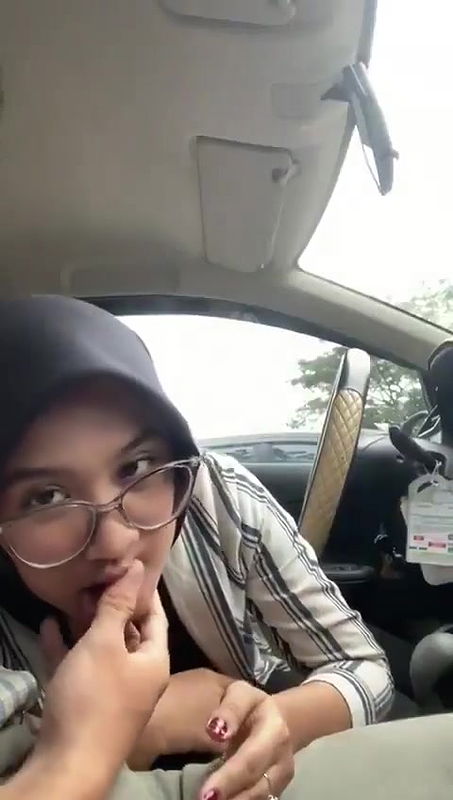 Glasses Shy Hijabi Babe Giving Blowjob Inside Car