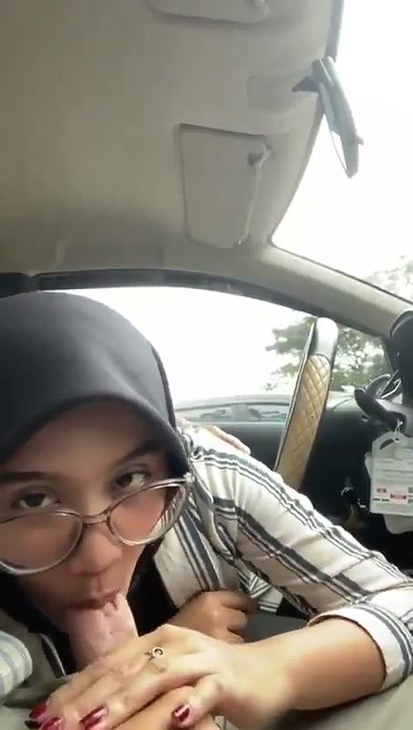 Glasses Shy Hijabi Babe Giving Blowjob Inside Car