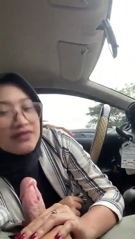 Glasses Shy Hijabi Babe Giving Blowjob Inside Car