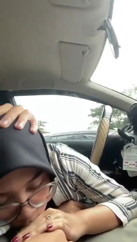 Glasses Shy Hijabi Babe Giving Blowjob Inside Car