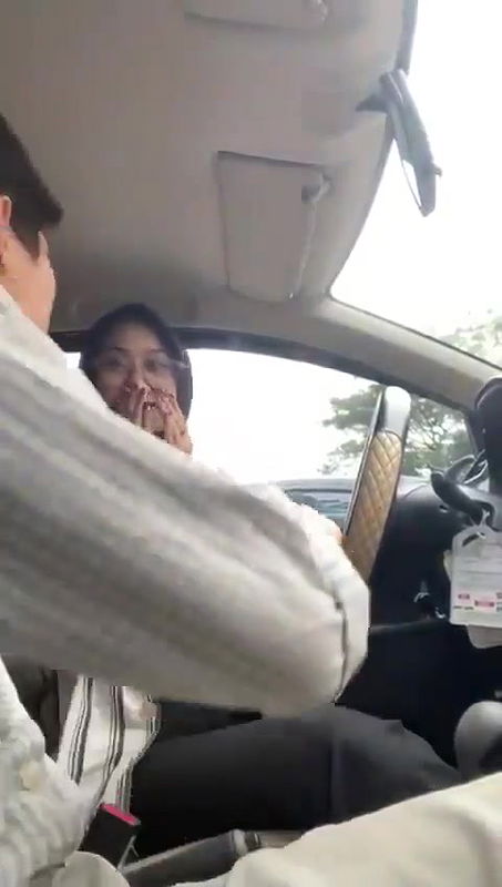 Glasses Shy Hijabi Babe Giving Blowjob Inside Car