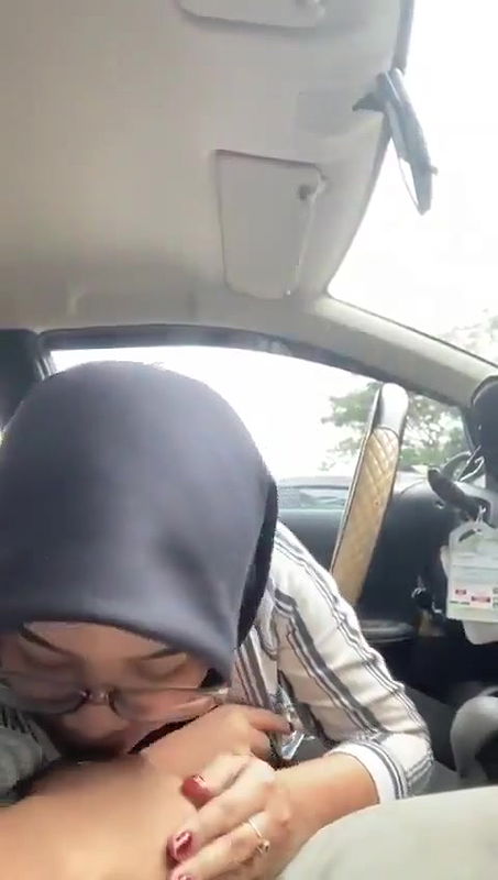 Glasses Shy Hijabi Babe Giving Blowjob Inside Car
