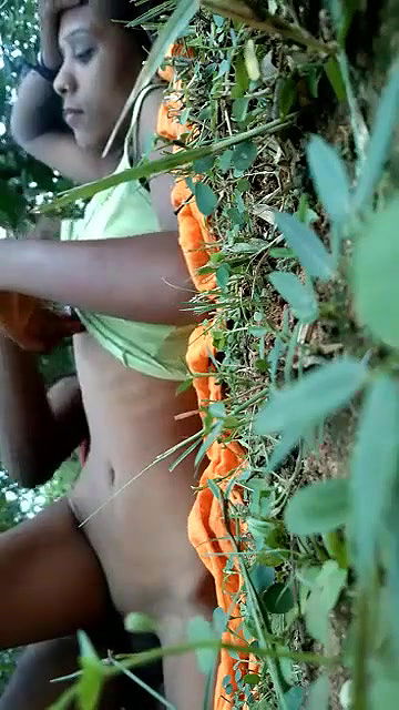 Village girl fucked outdoors by her lover MMS video