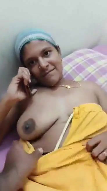 phone mein bat krte hue aunty ki chut or boob dabayi