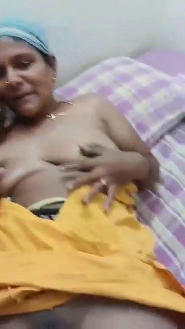 phone mein bat krte hue aunty ki chut or boob dabayi