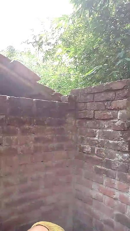 khule mein nangi nahate hue video