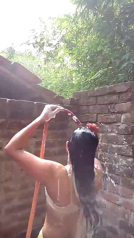 khule mein nangi nahate hue video