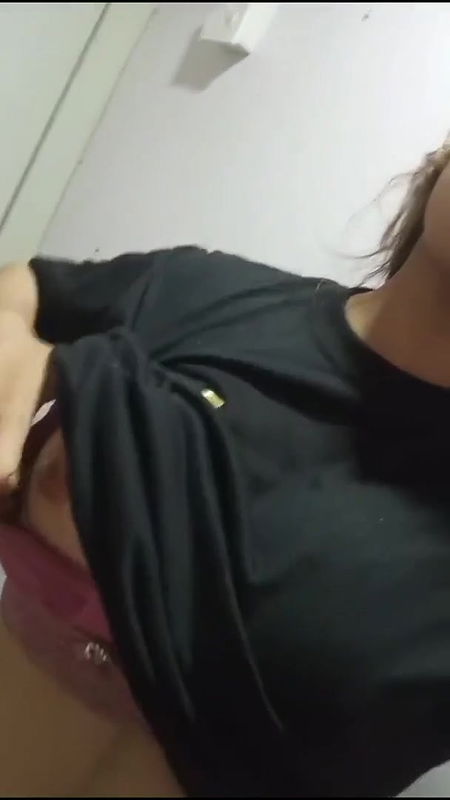 teen girl round boob show