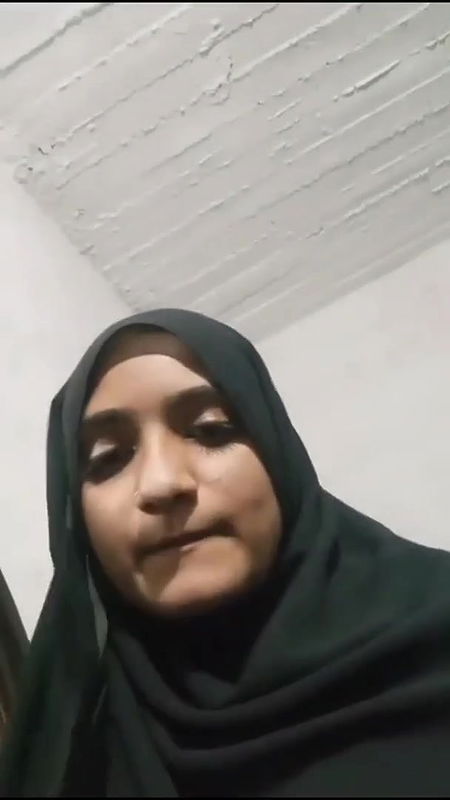 teen girl round boob show