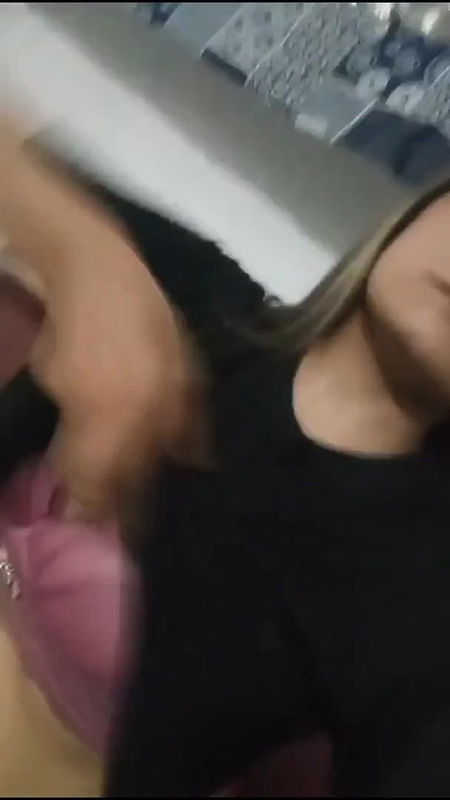 teen girl round boob show