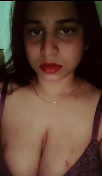 Horny Babe Showing Sexy Nude