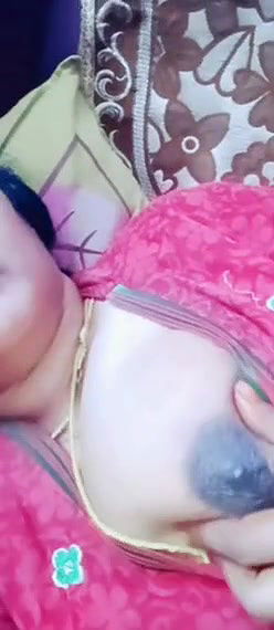 Desi married bhabhi show her boob online leaked video clip
