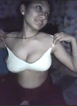 Desi Girl Hot Video Showing Boobs to Bf
