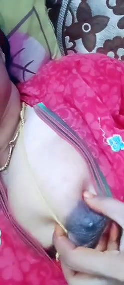 Desi married bhabhi show her boob online leaked video clip
